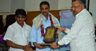 Surendra Recieving Award from ChattisGarh CM
