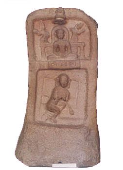 తీర్థంకరుడు మరియు మోకాలిపై కూర్చుని ఉన్న సన్యాసి స్తూపము